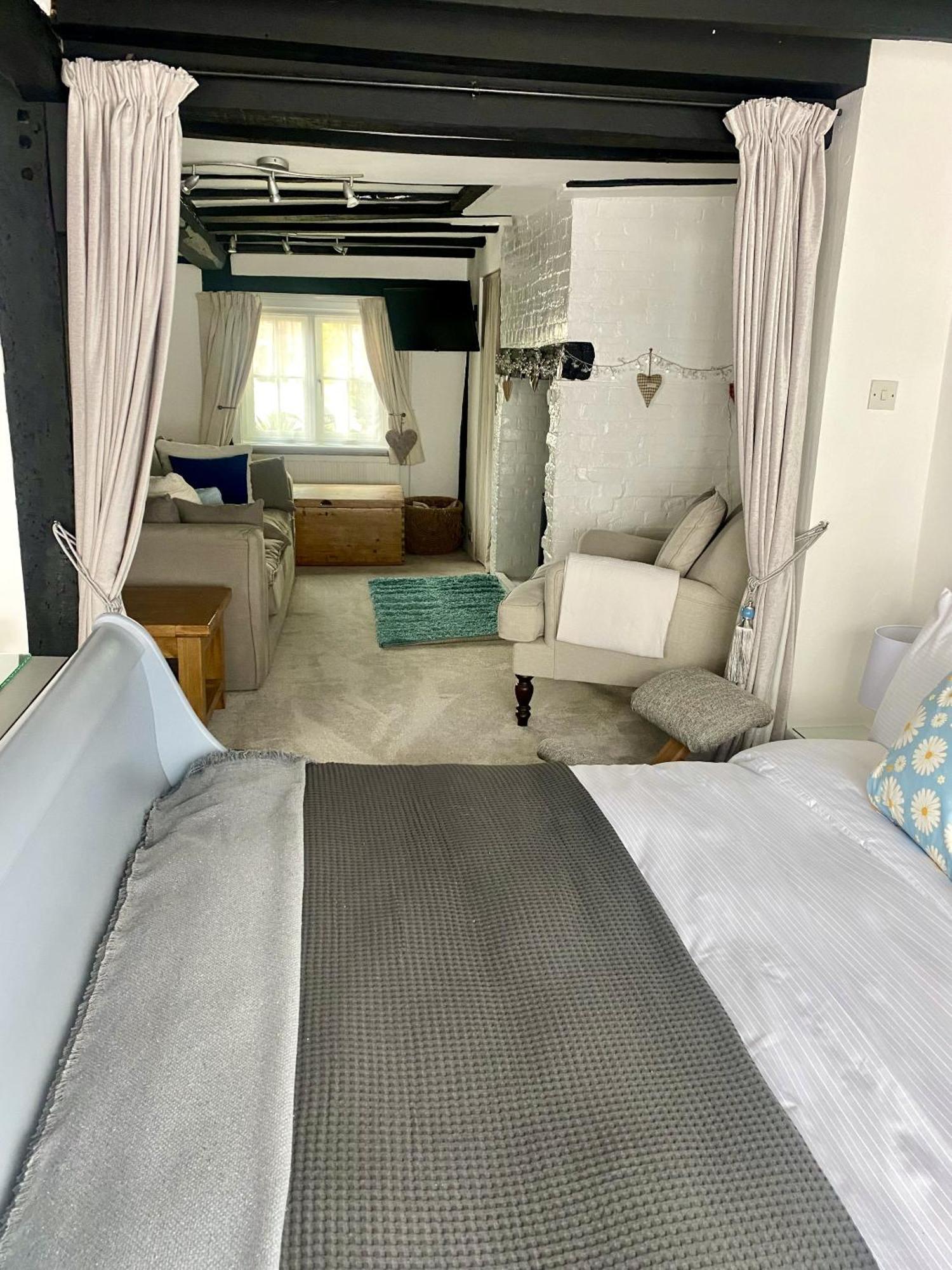 Chestnut Tree Cottage, 7 High Street Ardingly Room photo